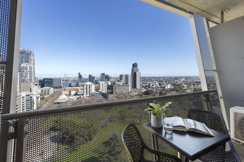 Oaks Melbourne On William Suites - Tourism Noosa 6