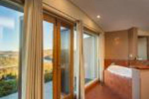Eagle View Escape - Tourism Noosa 0