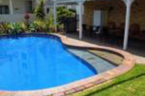 Cotton Tree Beach Motel - Tourism Noosa 0