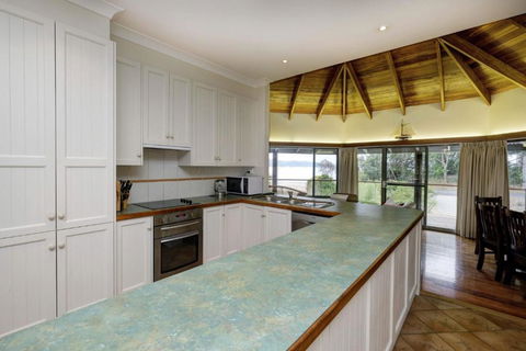 FAR SHORE - Tourism Noosa 6