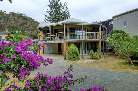 FAR SHORE - Tourism Noosa 4
