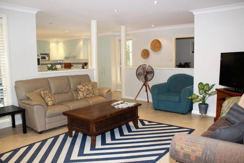 FRANGIPANI BEACH HOUSE PET FRIENDLY 22 Belbourie Cres Boomerang Beach - Tourism Noosa 6