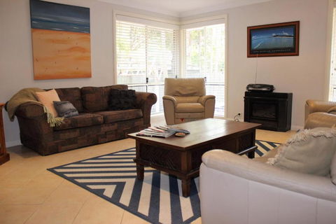 FRANGIPANI BEACH HOUSE PET FRIENDLY 22 Belbourie Cres Boomerang Beach - Tourism Noosa 4