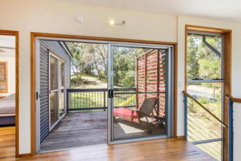 Blue Poles (Pets Allowed) - Tourism Noosa 4