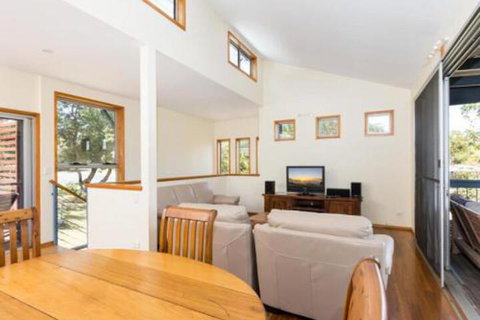 Blue Poles (Pets Allowed) - Tourism Noosa 2