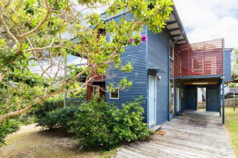 Blue Poles (Pets Allowed) - Tourism Noosa 0