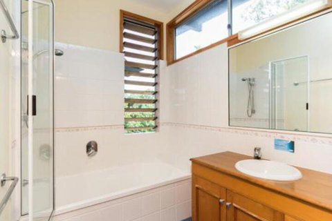 Blue Poles (Pets Allowed) - Tourism Noosa 7