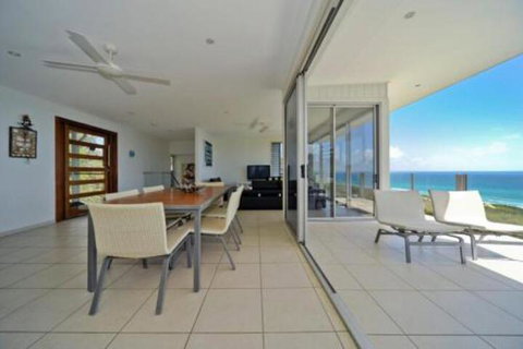 Oceanside 3 Bedrooms - Tourism Noosa 0