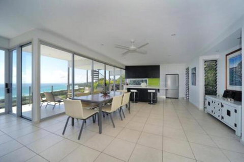 Oceanside 3 Bedrooms - Tourism Noosa 2