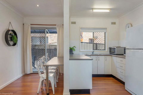 Jamaica Holiday Units - Tourism Noosa 6