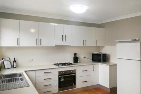 Large 5 Bedroom House With Wifi & Netflix Close To Taronga Western Plains Zoo - Tourism Noosa 0