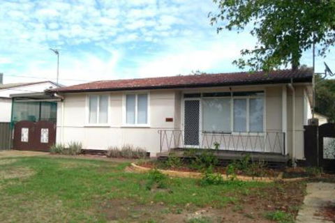 Large 5 Bedroom House With Wifi & Netflix Close To Taronga Western Plains Zoo - Tourism Noosa 7