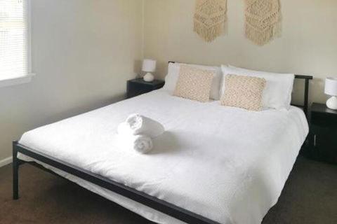 Large 5 Bedroom House With Wifi & Netflix Close To Taronga Western Plains Zoo - Tourism Noosa 3