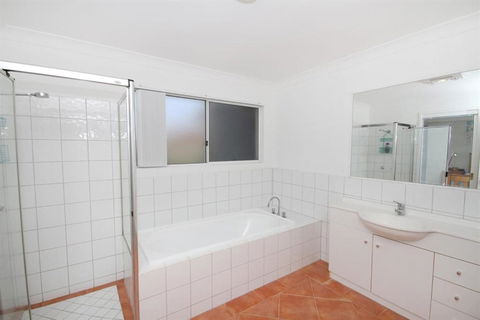FANTASTIC HOLIDAY UNIT In A PERFECT LOCATION - Tourism Noosa 3