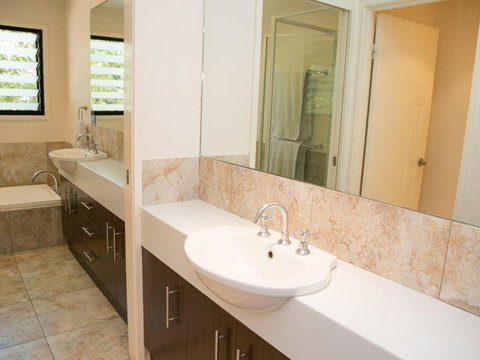 Colours Of Cylinder - Tourism Noosa 6