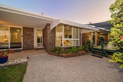 Woorim Secluded Palms Cottage - Tourism Noosa 1