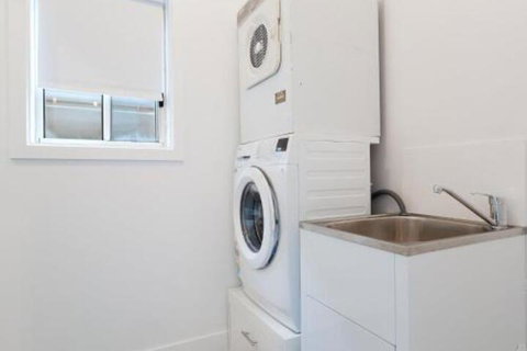 5B BENT STREET LARGE HOUSE WITH DUCTED AIR CON WIFI & FOXTEL - Tourism Noosa 3