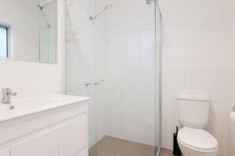 5B BENT STREET LARGE HOUSE WITH DUCTED AIR CON WIFI & FOXTEL - Tourism Noosa 2