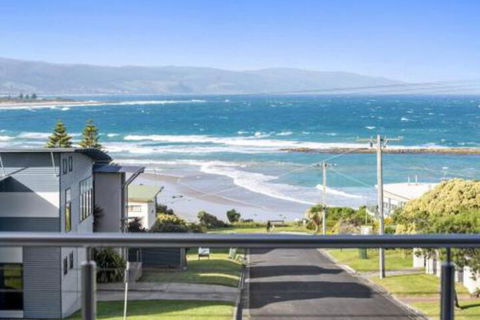 SEA SPECTACULAR Seconds From The Beach! - Tourism Noosa 0