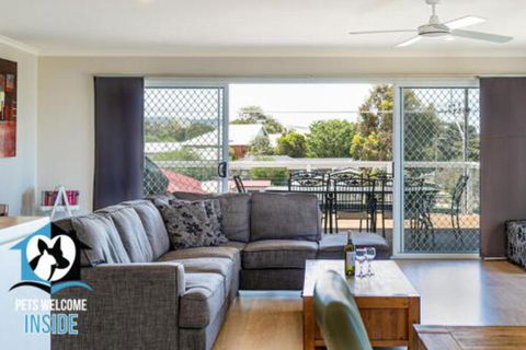 Contemporary House + Seaviews - Tourism Noosa 2