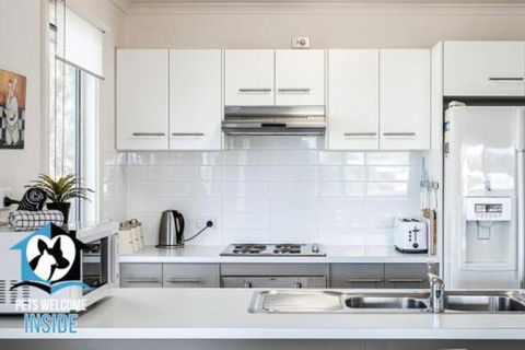 Contemporary House + Seaviews - Tourism Noosa 0