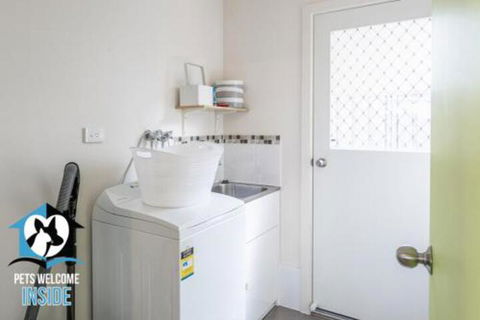 Contemporary House + Seaviews - Tourism Noosa 5