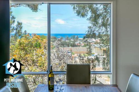 Contemporary House + Seaviews - Tourism Noosa 6