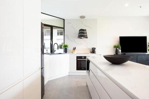 THE HYDEAWAY LUXE HYDE PARK CITY APARTMENT Hosted By LAbode Accommodation - Tourism Noosa 3