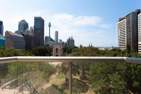 THE HYDEAWAY LUXE HYDE PARK CITY APARTMENT Hosted By LAbode Accommodation - Tourism Noosa 4