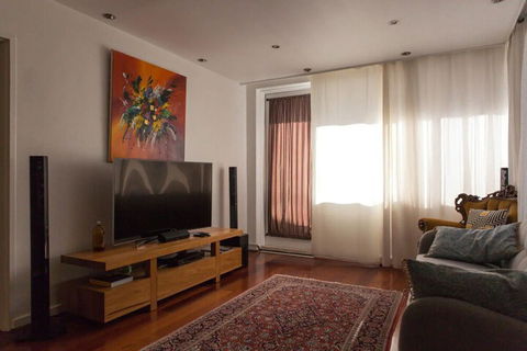 Bright & Spacious 2 Bedroom Apartment In Windsor - Tourism Noosa 3