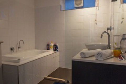 Bright & Spacious 2 Bedroom Apartment In Windsor - Tourism Noosa 2
