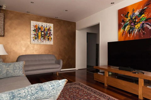 Bright & Spacious 2 Bedroom Apartment In Windsor - Tourism Noosa 5