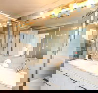 Contemporary 2 Bedroom Beachfront Apartment - Tourism Noosa