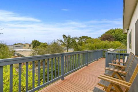 THE BEACH HIVE PET FRIENDLY (OUTSIDE ONLY) INLET SIDE - Tourism Noosa 0