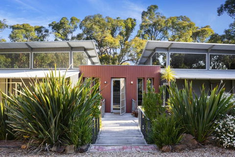 The Bird House - Tourism Noosa 5