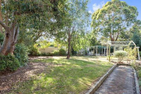 GUMS & ROSES Family Home In The Heart Of Town. - Tourism Noosa 0