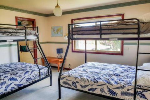GUMS & ROSES Family Home In The Heart Of Town. - Tourism Noosa 1