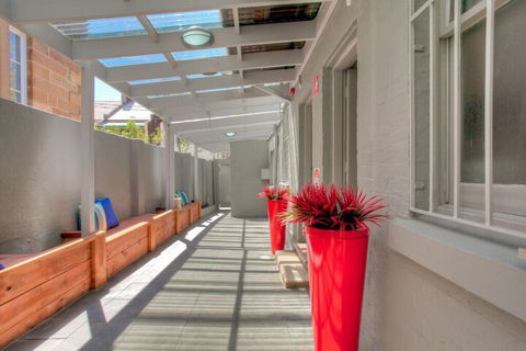 Flinders Street Studios - Tourism Noosa 2