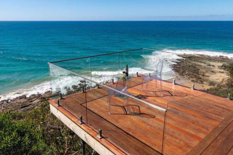 THE DECK HOUSE A WYE RIVER ICON - Tourism Noosa 6