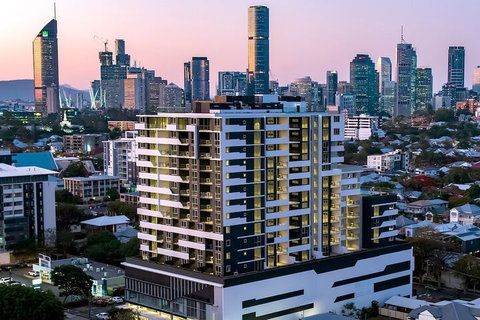 Linton Hotel - Tourism Noosa 1