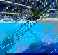 Stylist 2 Bedrooms Apartment With Pool/gym/parking