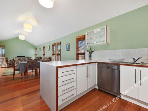 Family Friendly Weatherboard Cottage - Tourism Noosa 0