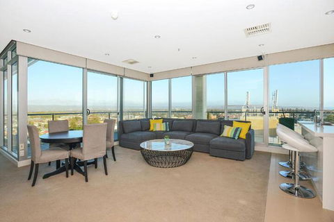 Glenelg Skyline Penthouse WiFi - Tourism Noosa 7