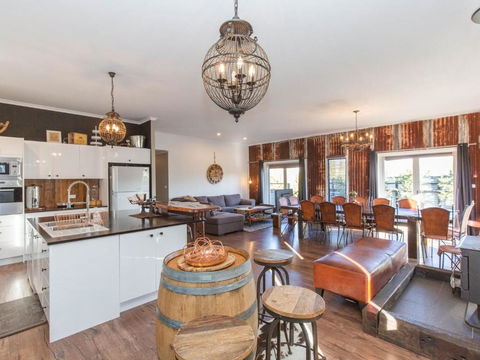 Oak & Barrel / 7 Twynam Street - Tourism Noosa 4