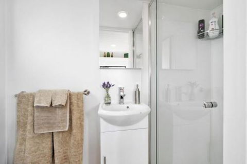 TINY HOME......BIG Views - Tourism Noosa 3
