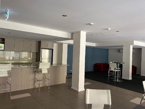 ARENA RESORT STYLE EXEC FREE NETFLIX WIFI WINE - Tourism Noosa 3