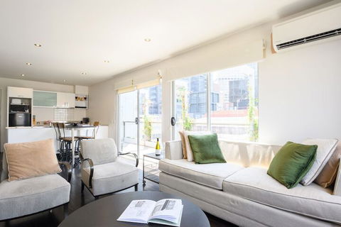 OLIVER Laneway Art Fed Square & Top Restaurants - Tourism Noosa 0
