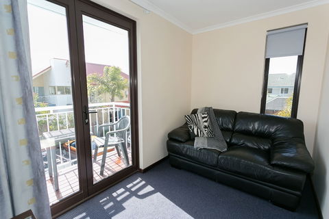 Dolphin Lodge - Tourism Noosa 2
