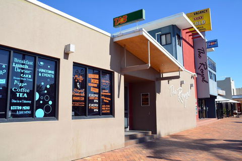 O'Shea's Royal Hotel - Tourism Noosa 1