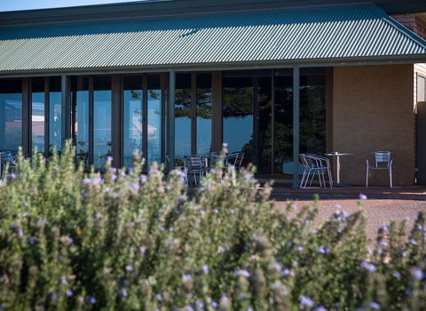 Foreshore Motor Inn - Tourism Noosa 0